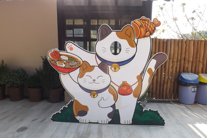 店頭の猫の看板